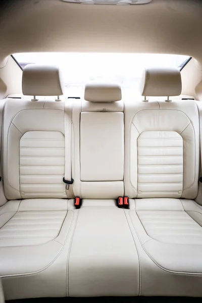 Luksusowe Wnętrze Samochodu Beżowe Wygodne Siedzenia Kierownica Deska Rozdzielcza Klimatyzacja — Zdjęcie stockowe