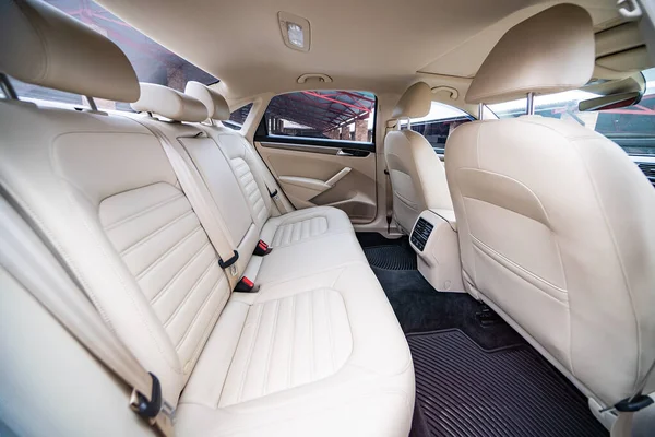 Auto Interieur Luxe Beige Comfortabele Stoelen Stuurwiel Dashboard Klimaatregeling Snelheidsmeter — Stockfoto