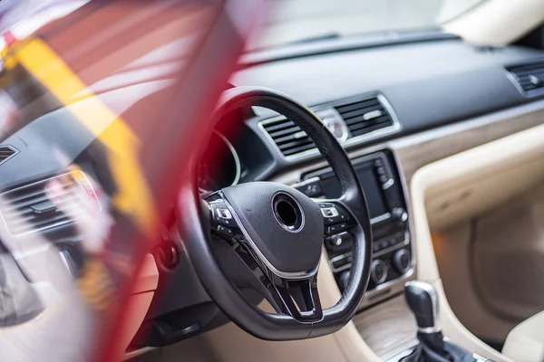 Moderno Luxo Prestígio Carro Interior Painel Instrumentos Volante Laranja Vermelho — Fotografia de Stock
