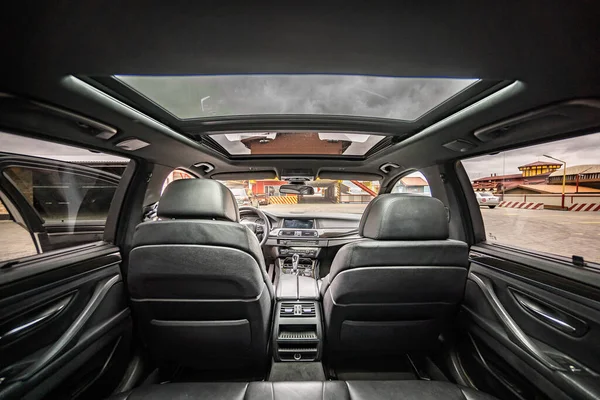 Car Interior Prestige Modern Car Comfortable Leather Seats Black Cockpit — Zdjęcie stockowe