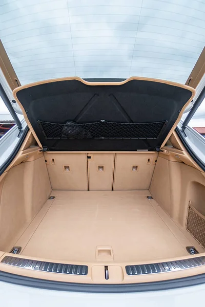 Luksusowe Wnętrze Samochodu Beżowe Wygodne Siedzenia Kierownica Deska Rozdzielcza Klimatyzacja — Zdjęcie stockowe