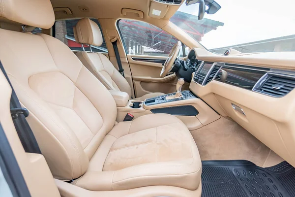 Autó Belső Luxus Bézs Kényelmes Ülések Kormánykerék Műszerfal Klímaberendezés Sebességmérő — Stock Fotó