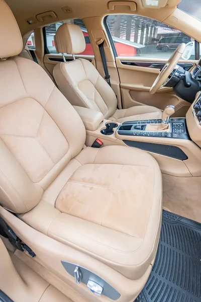 Autó Belső Luxus Bézs Kényelmes Ülések Kormánykerék Műszerfal Klímaberendezés Sebességmérő — Stock Fotó