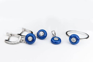 Minimalizm tarzında kristalleri olan gümüş mücevher koleksiyonu. Gümüş küpe, gümüş kolye.