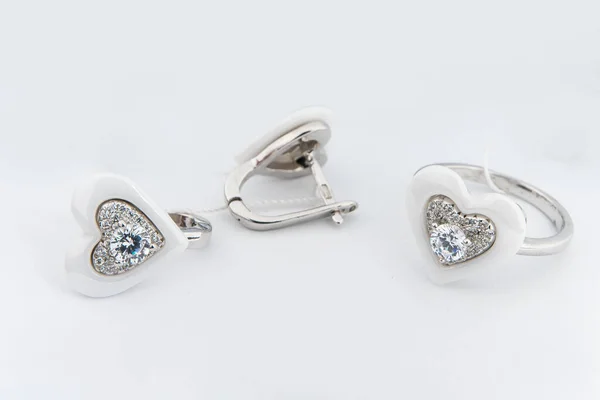 Gümüş Mücevher Seti Taştan Beyaz Arka Planı Olan Gümüş Küpeler — Stok fotoğraf