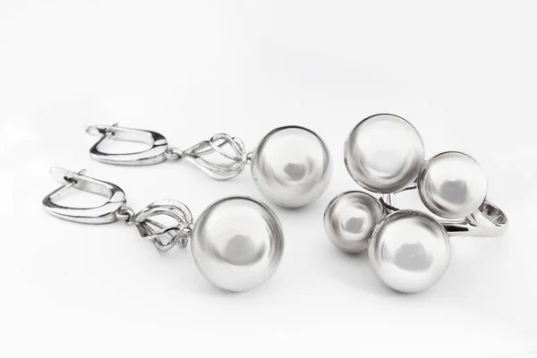 ミニマルなスタイルで結晶とシルバージュエリーコレクション イヤリング銀ネックレスの銀セット — ストック写真