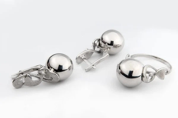 Gümüş Mücevher Seti Taştan Beyaz Arka Planı Olan Gümüş Küpeler — Stok fotoğraf