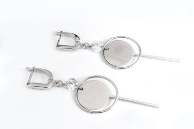 Beyaz arka plan kırpma yolunda izole edilmiş kadınlar için büyük mücevherler.