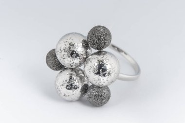 Gümüş minimalizm elmas yüzük izole beyaz arkaplan