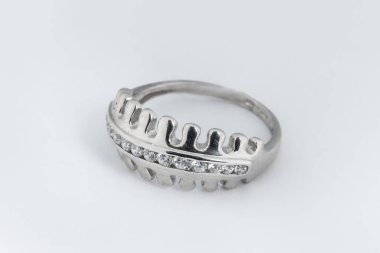 Gümüş minimalizm elmas yüzük izole beyaz arkaplan