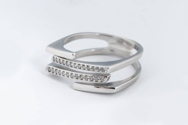 Gümüş minimalizm elmas yüzük izole beyaz arkaplan