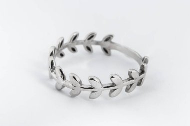 Gümüş minimalizm elmas yüzük izole beyaz arkaplan