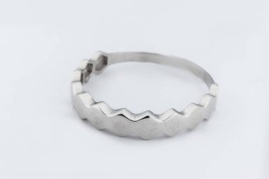 Gümüş elmas yüzük izole edilmiş beyaz arka plan. Gümüş mücevher yüzüğü.