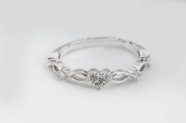 Gümüş elmas yüzük izole edilmiş beyaz arka plan. Gümüş mücevher yüzüğü.