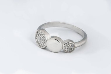 Gümüş elmas yüzük izole edilmiş beyaz arka plan. Gümüş mücevher yüzüğü.