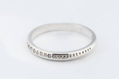 Gümüş elmas yüzük izole edilmiş beyaz arka plan. Gümüş mücevher yüzüğü.