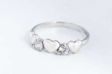 Gümüş elmas yüzük izole edilmiş beyaz arka plan. Gümüş mücevher yüzüğü.