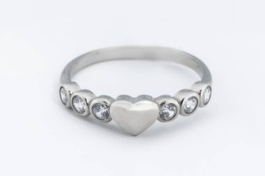 Gümüş elmas yüzük izole edilmiş beyaz arka plan. Gümüş mücevher yüzüğü.