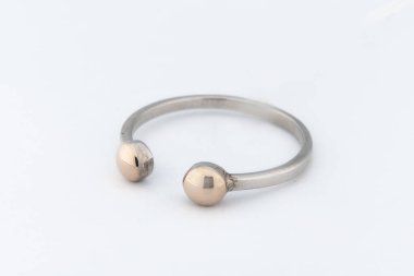 Gümüş elmas yüzük izole edilmiş beyaz arka plan. Gümüş mücevher yüzüğü.