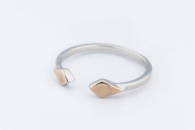 Gümüş elmas yüzük izole edilmiş beyaz arka plan. Gümüş mücevher yüzüğü.