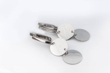 Beyaz arka plan kırpma yolunda izole edilmiş kadınlar için büyük mücevherler.