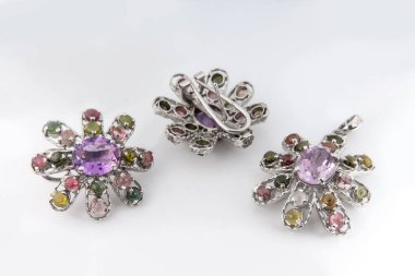 Zarif bir mücevher seti, pırlantalı kolye küpeleri. Gümüş mücevherler ve değerli taşlar. Ürün hala hayat konsepti