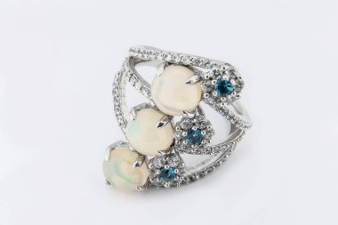 Gümüş elmas yüzük izole edilmiş beyaz arka plan. Gümüş mücevher yüzüğü.