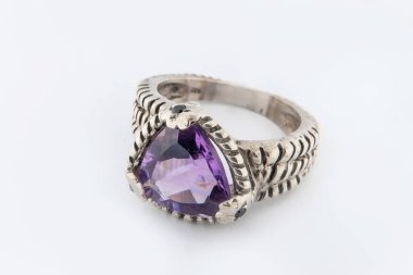 Gümüş elmas yüzük izole edilmiş beyaz arka plan. Gümüş mücevher yüzüğü.