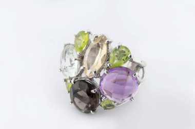 Gümüş elmas yüzük izole edilmiş beyaz arka plan. Gümüş mücevher yüzüğü.