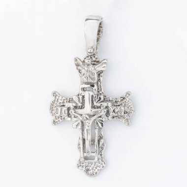 Çapraz elmas kolye kolye beyaz arka planda izole edilmiş