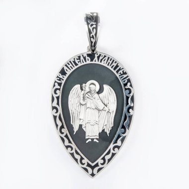 Üzerinde Bakire Meryem sembolü olan altın kolye izole edilmiş beyaz