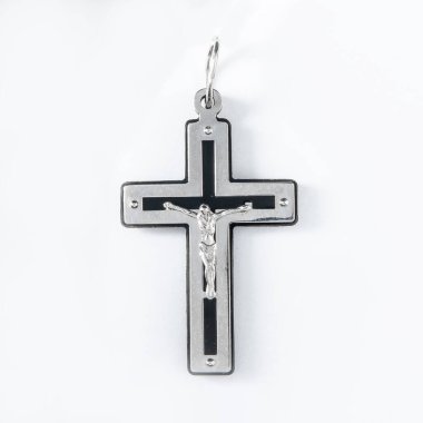 Çapraz elmas kolye kolye beyaz arka planda izole edilmiş