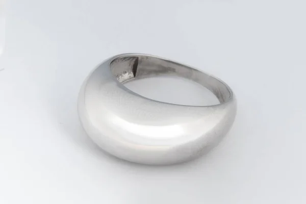 Zilver Minimalisme Diamanten Ring Geïsoleerde Witte Achtergrond — Stockfoto