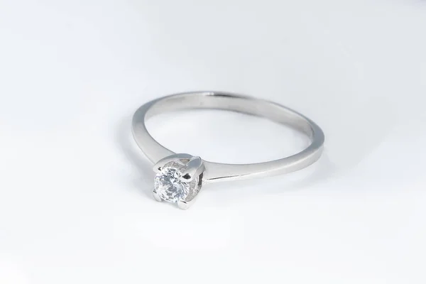 银钻石戒指孤立的白色背景 银饰品时尚戒指 — 图库照片