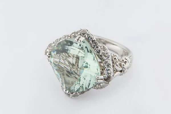 银钻石戒指孤立的白色背景 银饰品时尚戒指 — 图库照片