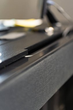 Kablosuz şarj masalı cep telefonu. Modern işyeri aksesuarı