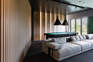 Modern iş merkezindeki salon ve kütüphane. Dinlenme odası ofis merkezi.