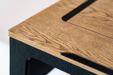 Kablosuz şarj masalı cep telefonu. Modern işyeri aksesuarı