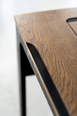 Kablosuz şarj masalı cep telefonu. Modern işyeri aksesuarı