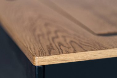 Kablosuz şarj masalı cep telefonu. Modern işyeri aksesuarı