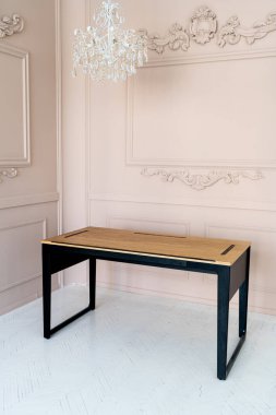 Büyük ahşap masalı müdürün ofisi. İç tavan arası tasarımı