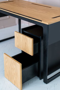 Büyük ahşap masalı müdürün ofisi. İç tavan arası tasarımı