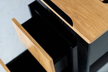 Açılmış çekmece mobilyası ahşap masa işyeri