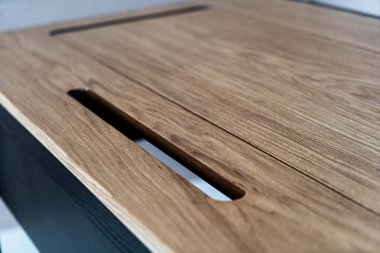 Kablosuz şarj masalı cep telefonu. Modern işyeri aksesuarı