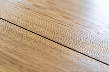 Kablosuz şarj masalı cep telefonu. Modern işyeri aksesuarı