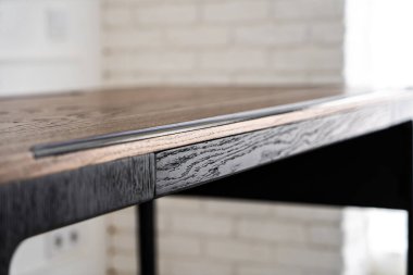 Kablosuz şarj masalı cep telefonu. Modern işyeri aksesuarı