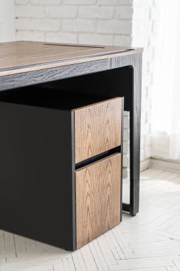 Açılmış çekmece mobilyası ahşap masa işyeri