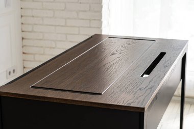 Kablosuz şarj masalı cep telefonu. Modern işyeri aksesuarı