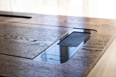 Kablosuz şarj masalı cep telefonu. Modern işyeri aksesuarı