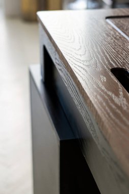 Kablosuz şarj masalı cep telefonu. Modern işyeri aksesuarı